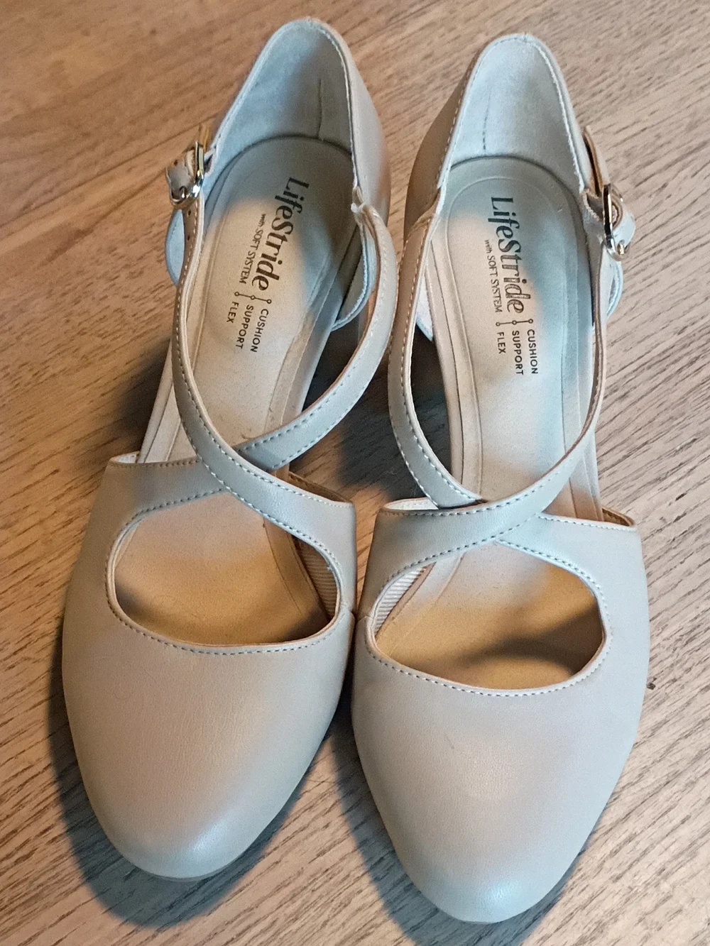LifeStride Women's White Cushioned Sandal with Buckle Strap